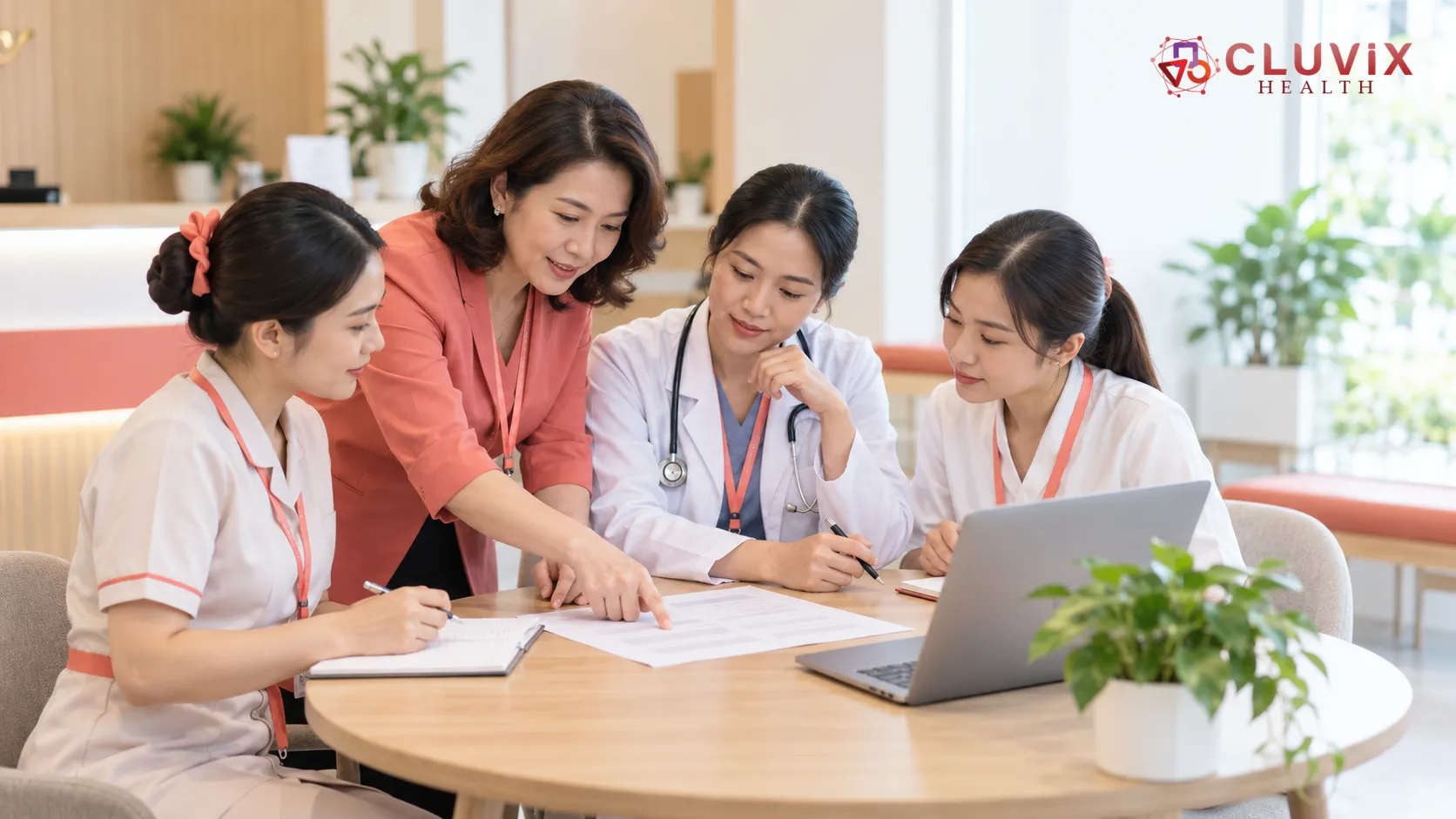 Chủ phòng khám, lễ tân, bác sĩ họp bàn quanh bảng tiêu chí và laptop