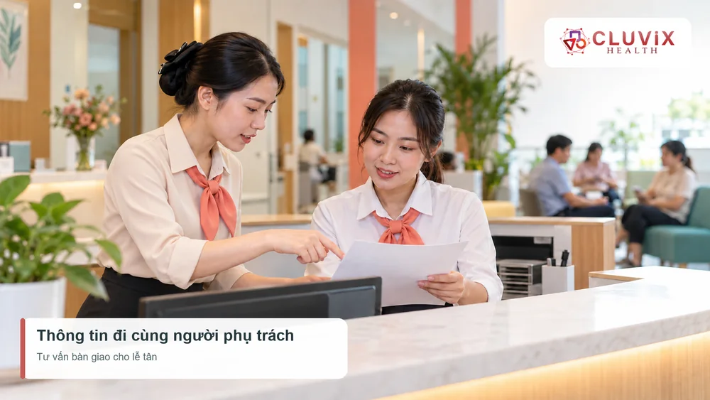 CRM phòng khám là gì: nhân viên tư vấn và lễ tân bàn giao thông tin khách hàng tại quầy tiếp đón